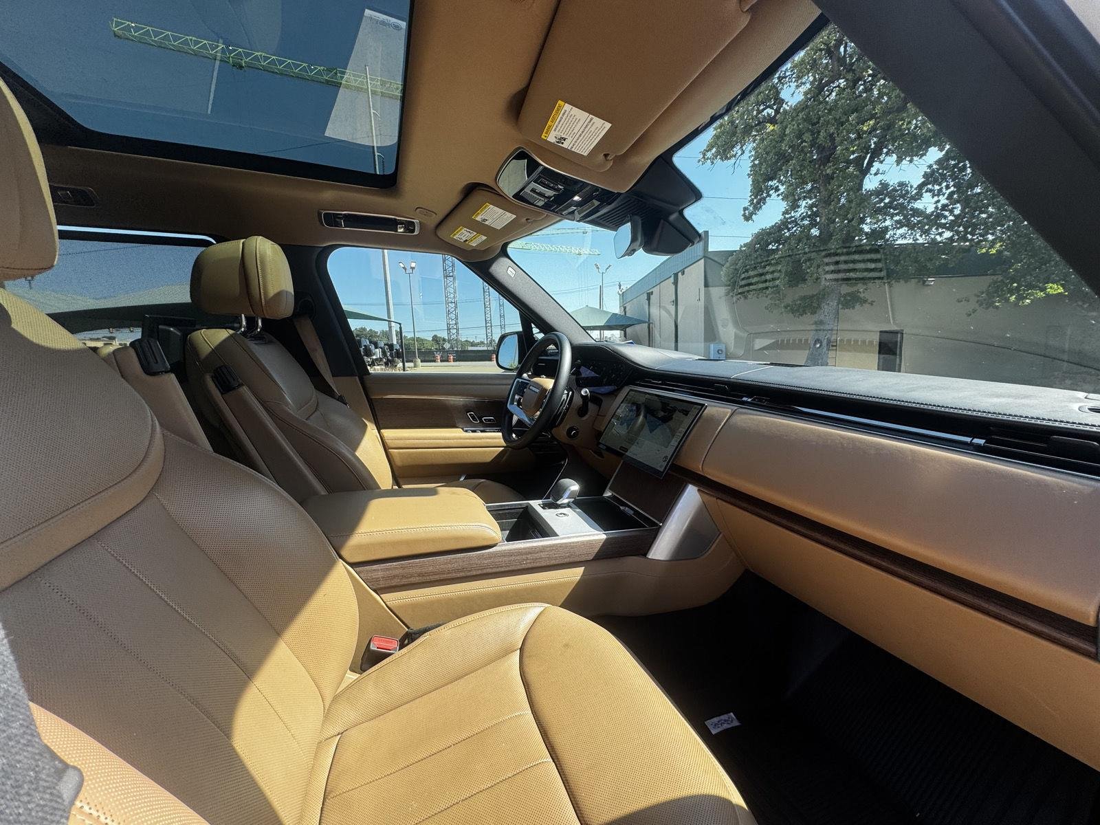 Used 2024 White Land Rover SE image 14