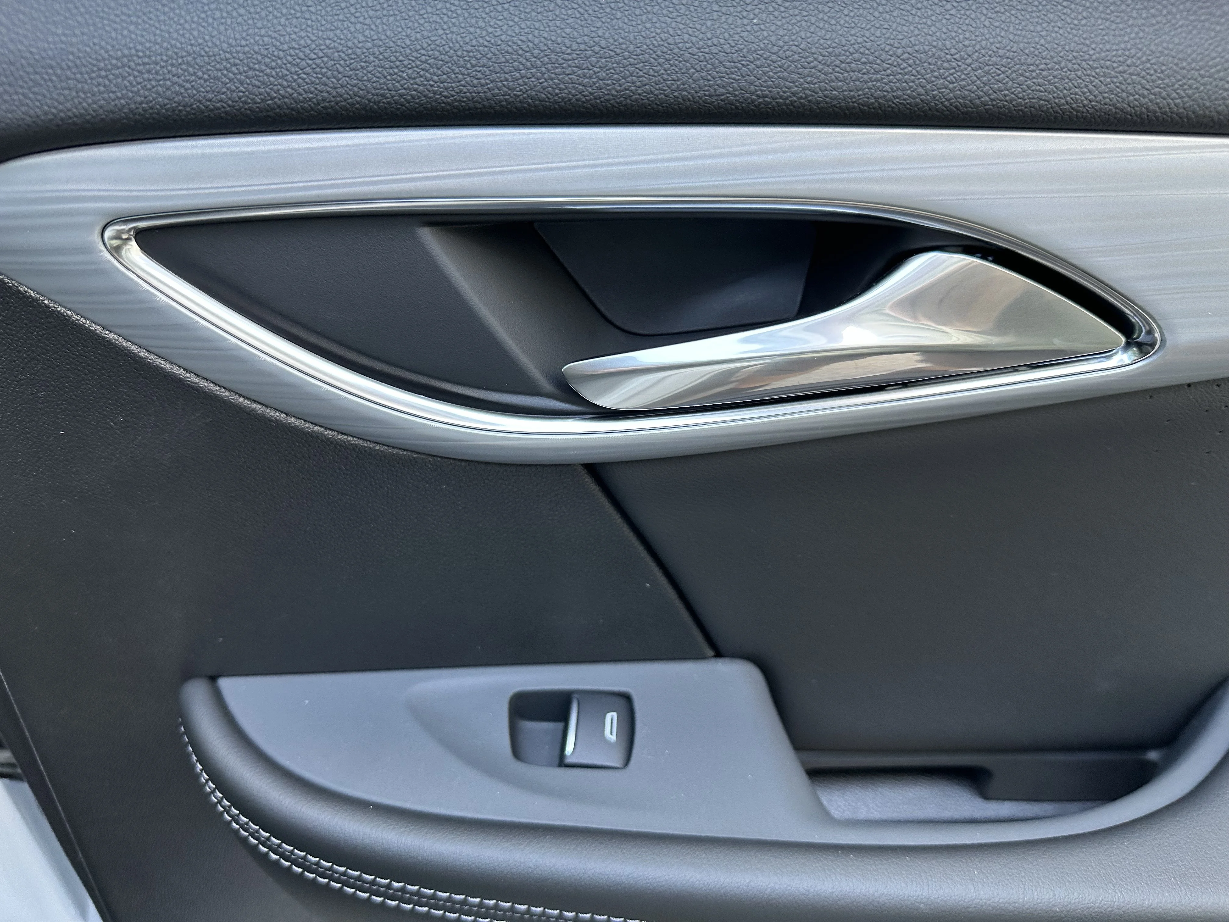 New 2026 Iridescent White Tricoat Buick Avenir image 20