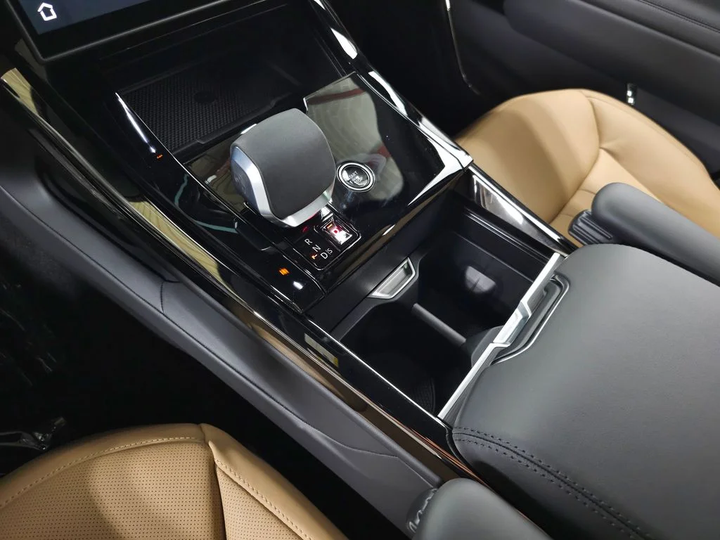 New 2026 Borasco Grey Land Rover Dynamic SE image 38