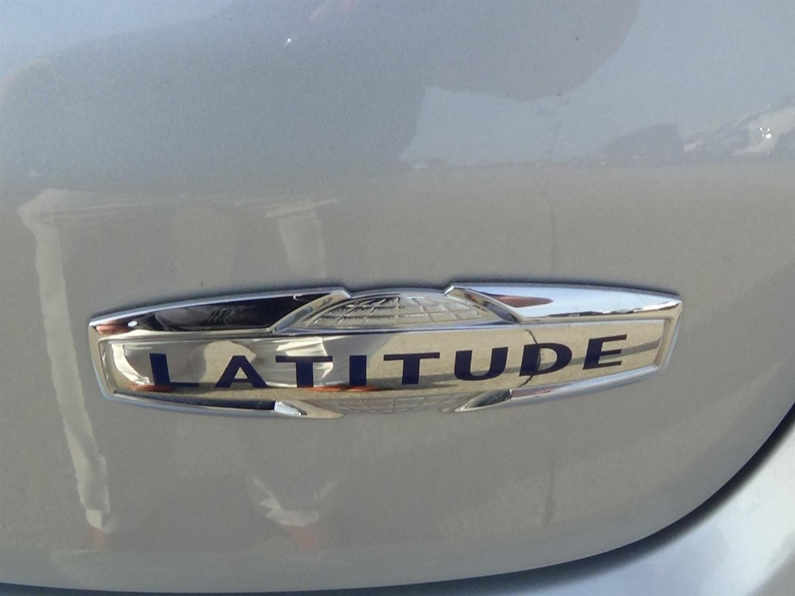 Certified Used 2025 Silver Zynith Clear Coat (pse) Jeep Latitude image 11