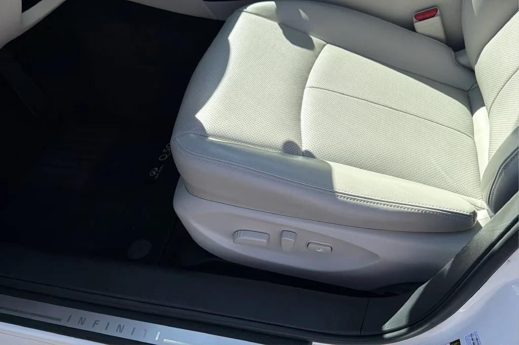 Used 2023 White INFINITI LUXE image 18