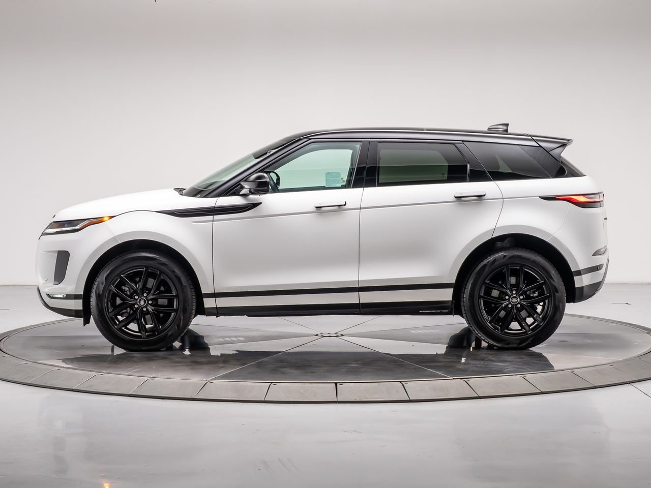 Certified Used 2025 Fuji White Land Rover Core S image 2