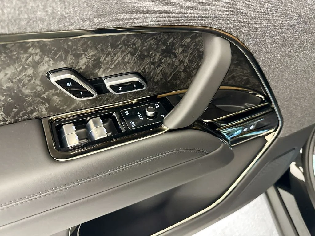 New 2026 Santorini Black Land Rover Dynamic SE image 18