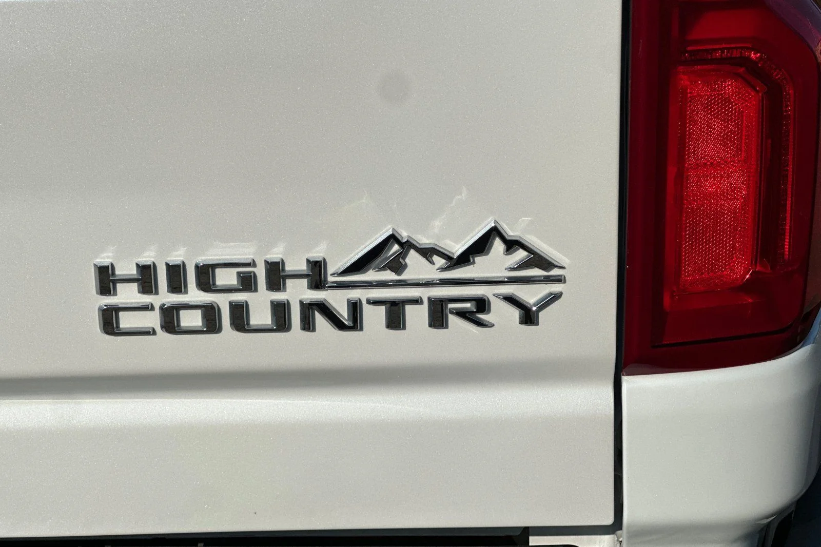 Used 2020 Iridescent Pearl Tricoat Chevrolet High Country image 30