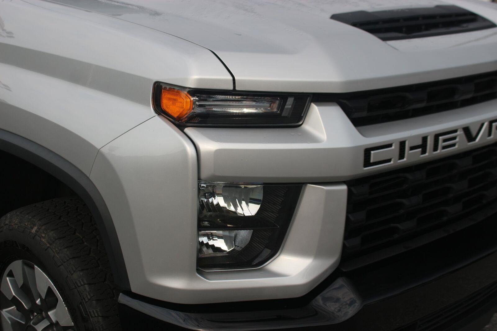 Used 2023 Silver Ice Metallic Chevrolet Custom image 11