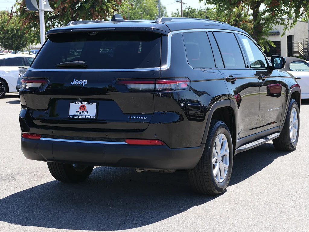 Used 2023 Diamond Black Crystal Pearl Coat Jeep Limited image 4