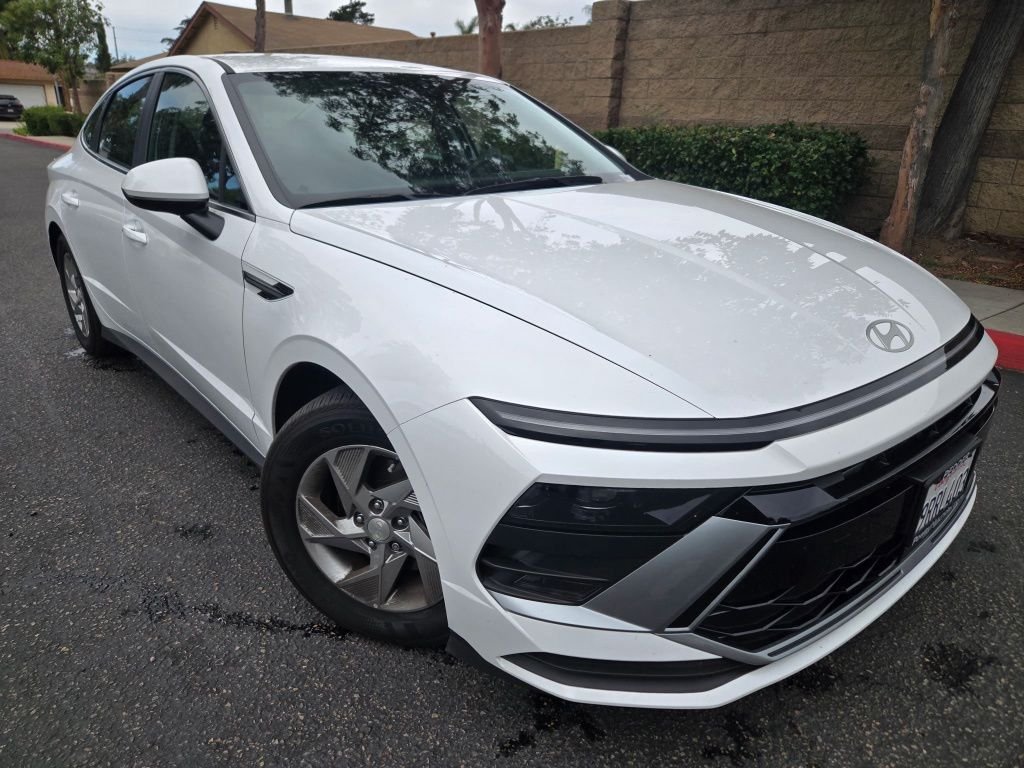 Used 2025 White Hyundai SE image 1