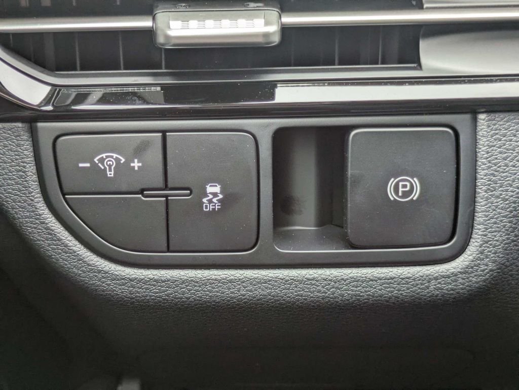 New 2026 Glacial White Pearl Kia LX image 24