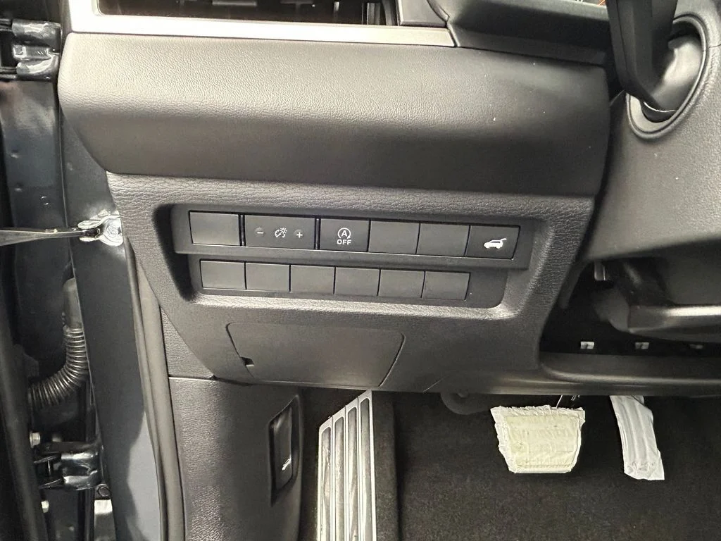 New 2026 Gray Mitsubishi SEL image 38