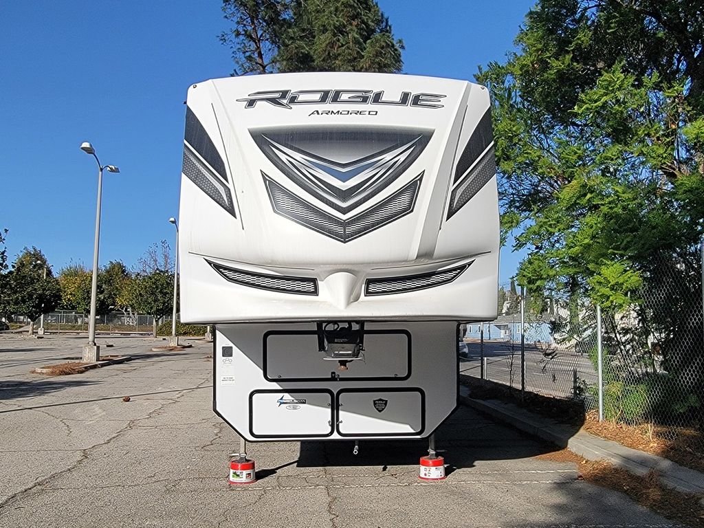 Used 2022  Rogue Toy Hauler image 2