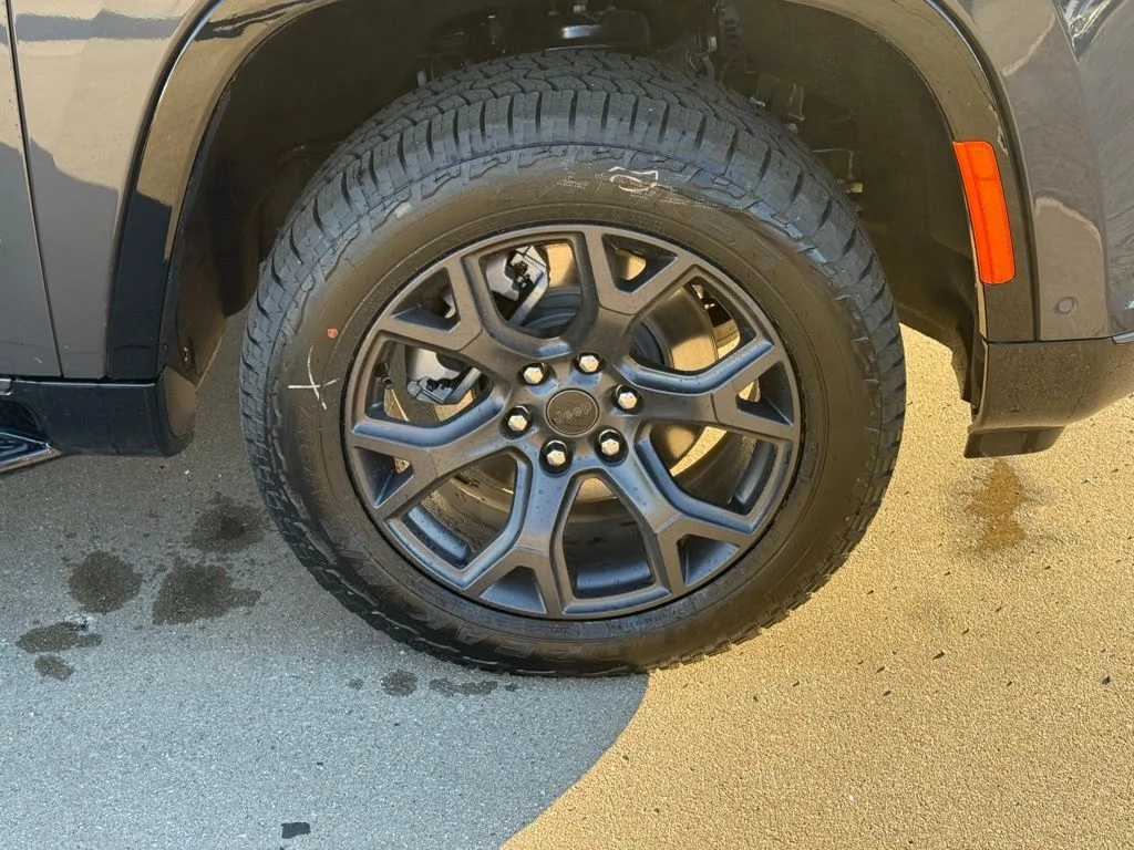 New 2026 Baltic-Gray Metallic Clear-Coat Exterior Paint Jeep Upland image 9