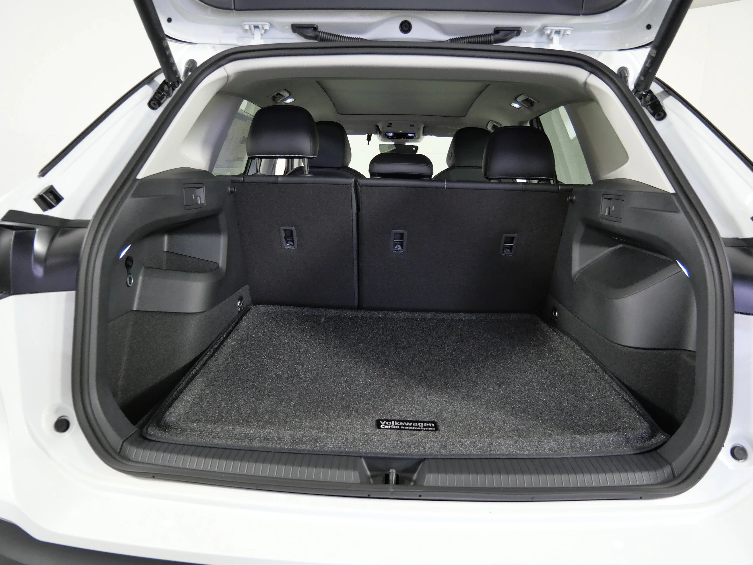 New 2026 Pure White Volkswagen SE image 18