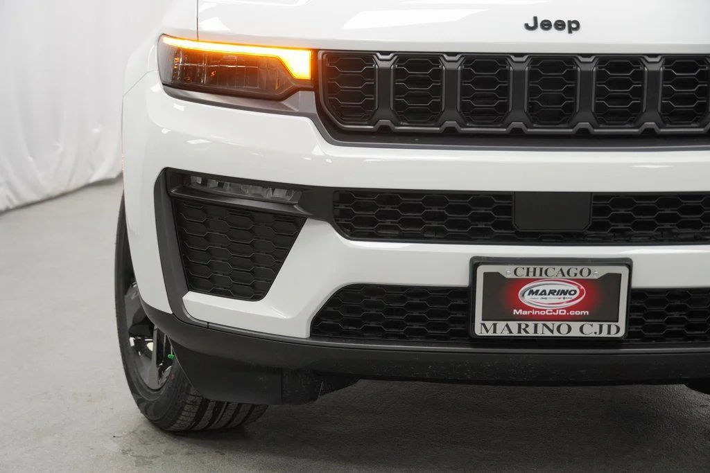 New 2026 Bright White Clear-Coat Exterior Paint Jeep Limited image 6