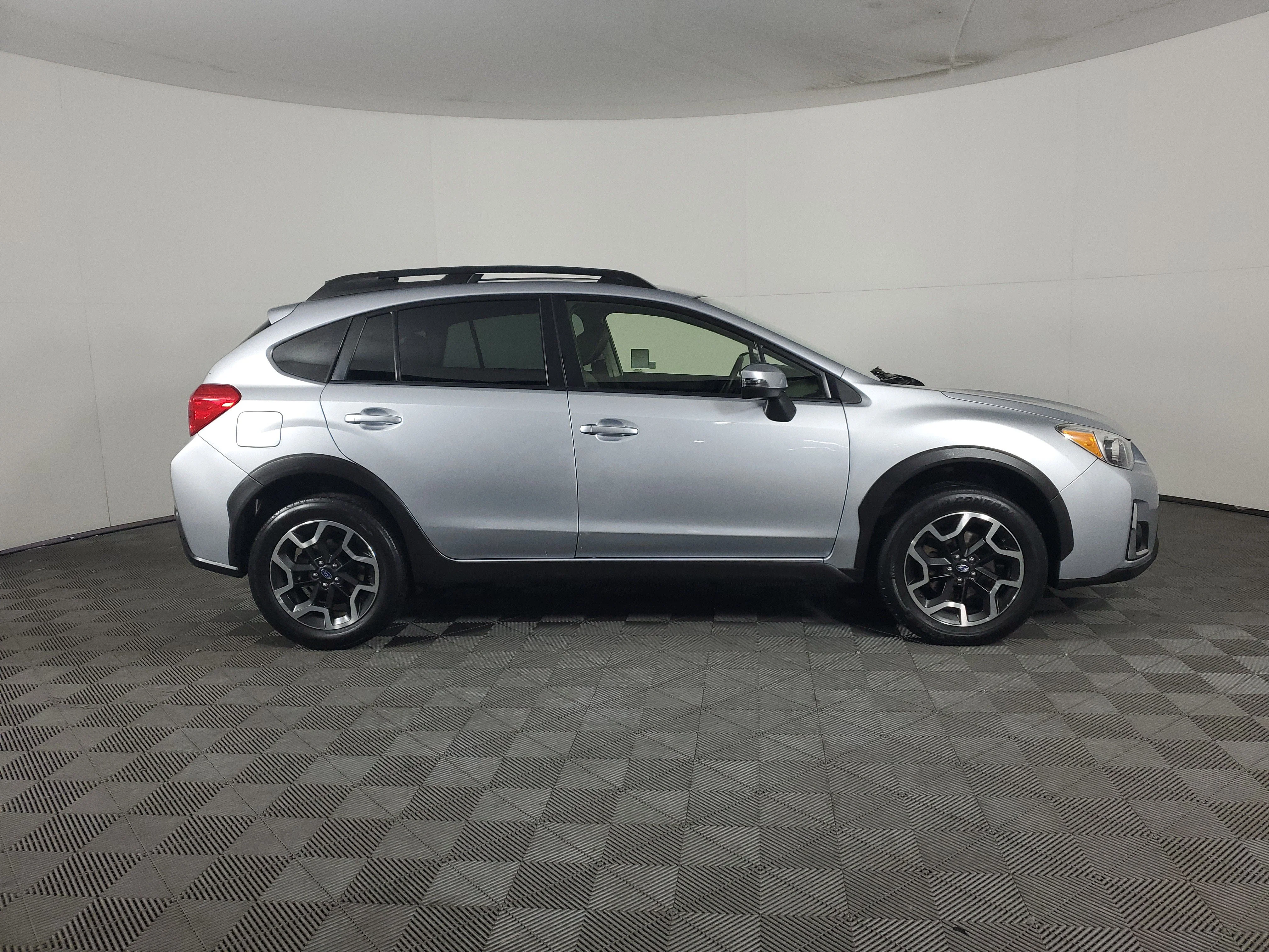 Used 2017 Ice Silver Metallic Subaru Limited image 3