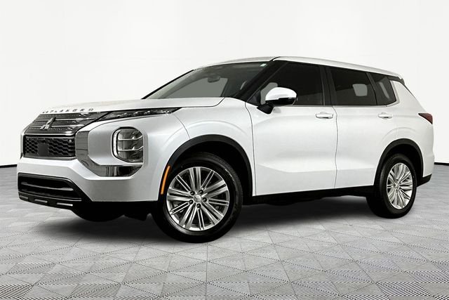 2024 Mitsubishi Outlander ES 2WD's photo