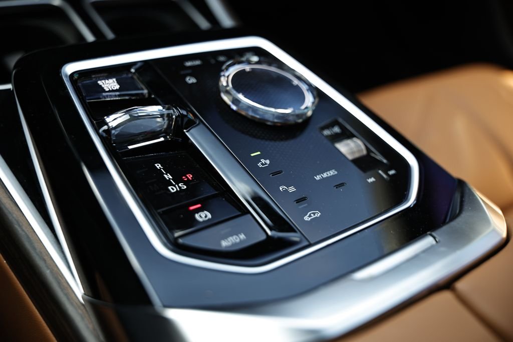Used 2023 Brooklyn Gray Metallic BMW 740i image 38