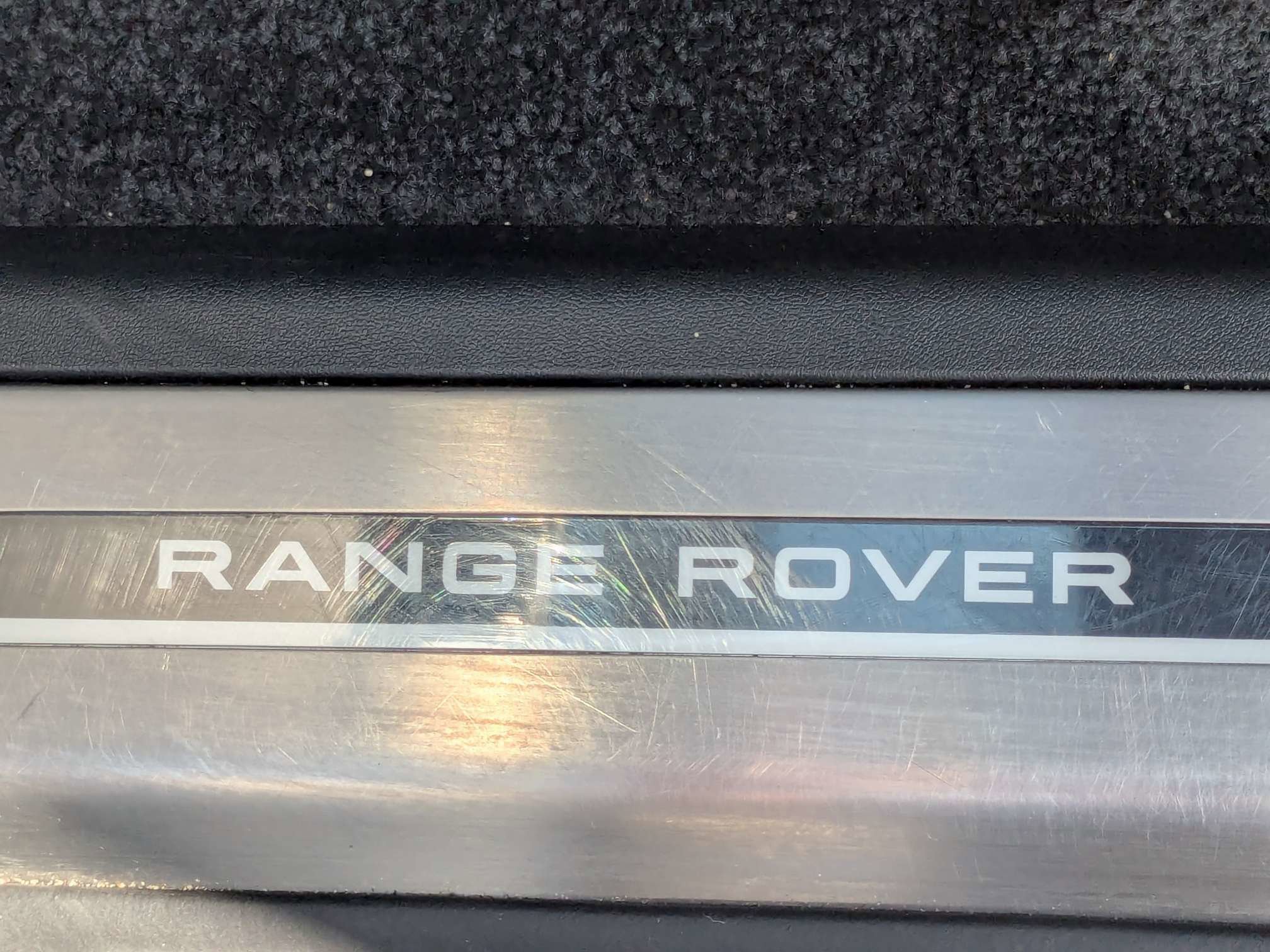 Used 2025 Santorini Black Metallic Land Rover SE image 25