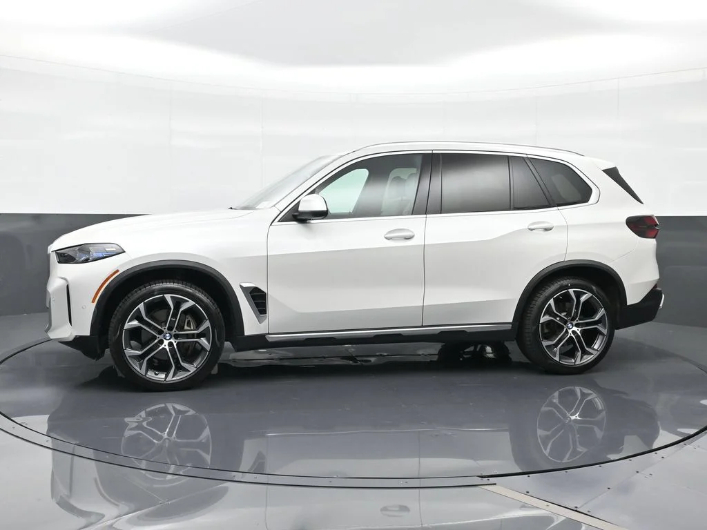 Used 2024 White BMW sDrive40i image 5
