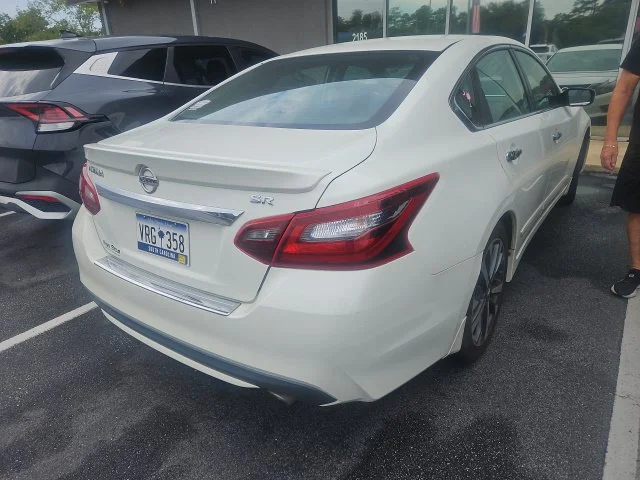 Used 2017 White Nissan 2.5 SR image 2