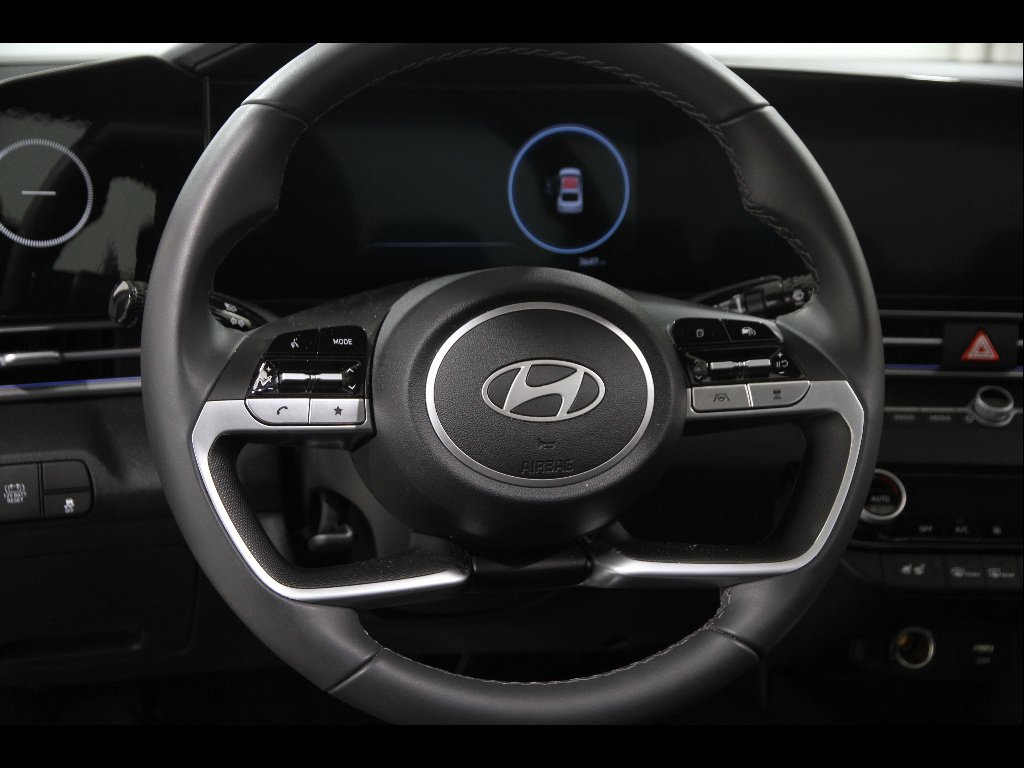 2025 Hyundai Elantra Limited - Photo 7