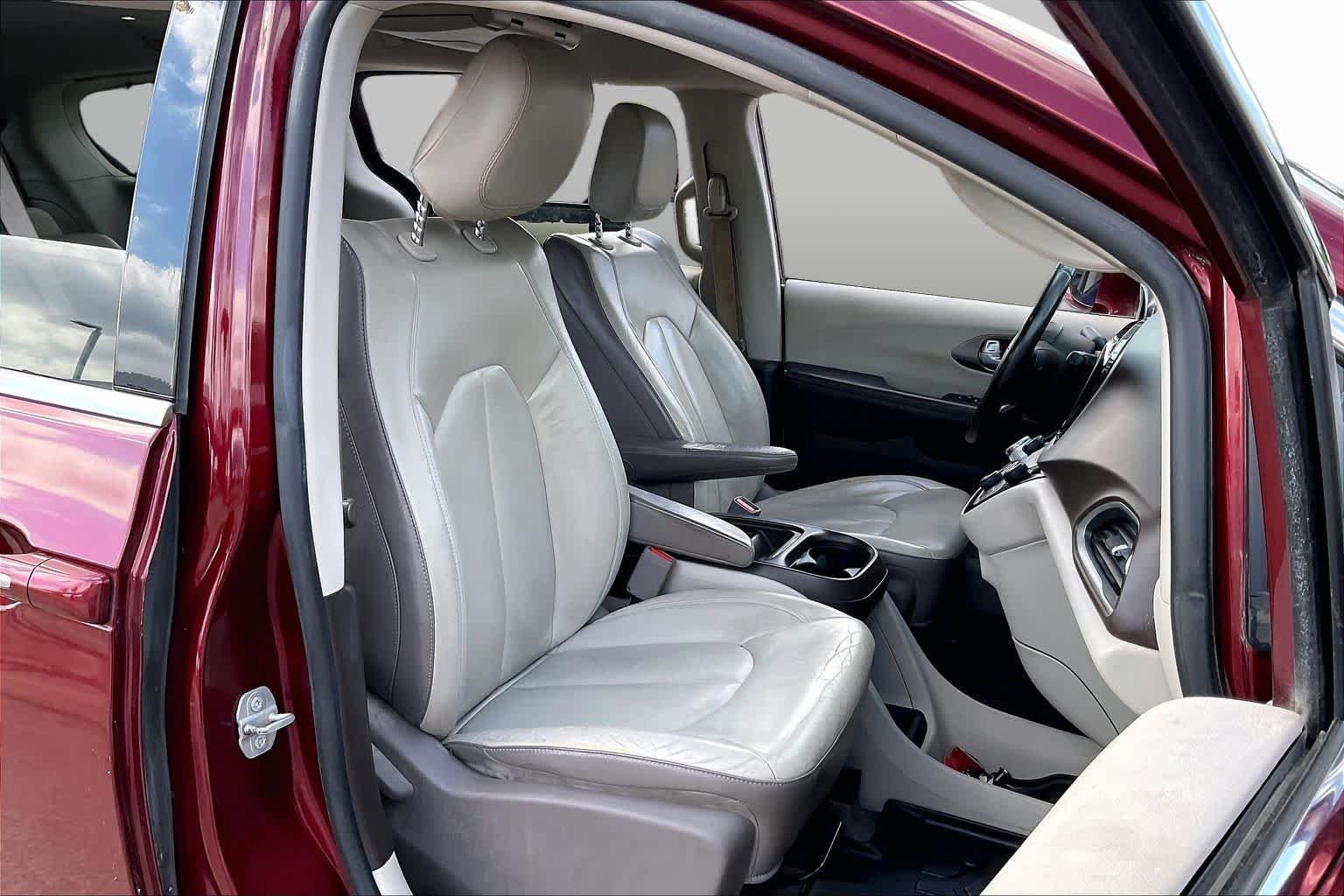 Used 2017 Velvet Red Pearlcoat Chrysler Touring-L image 8