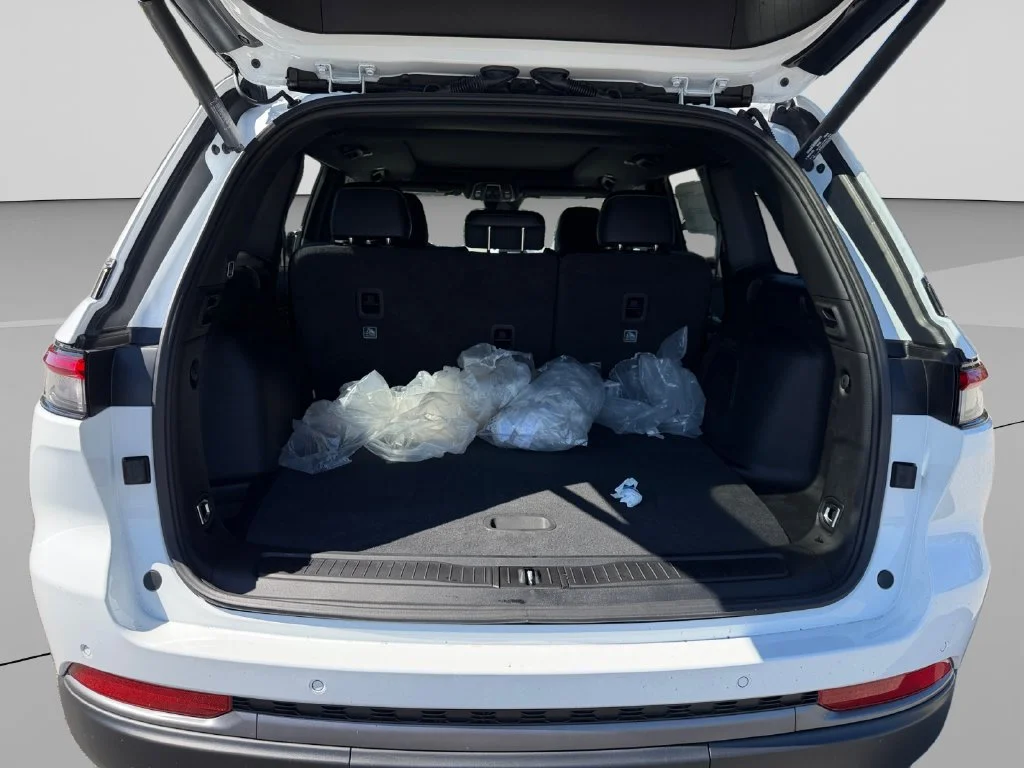 New 2027 Bright White Clear-Coat Paint Jeep Limited Reserve image 19