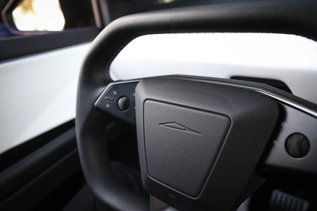 2024 Tesla Cybertruck Base - Photo 24