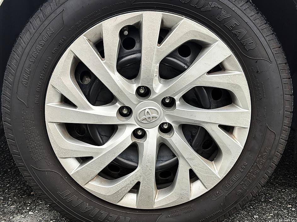 Used 2018 Super White Toyota LE image 8