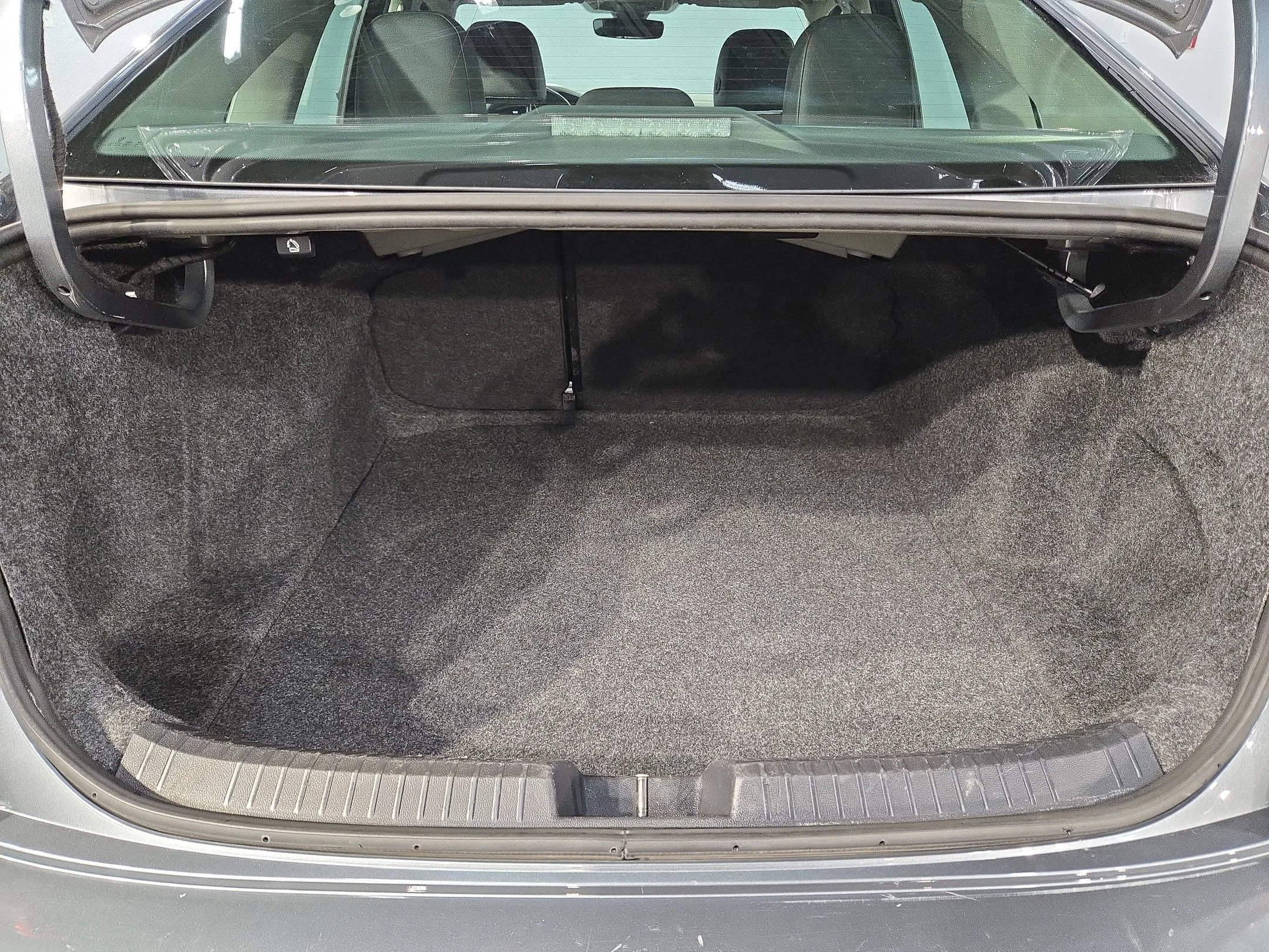 Used 2024 Platinum Gray Metallic Volkswagen SE image 18
