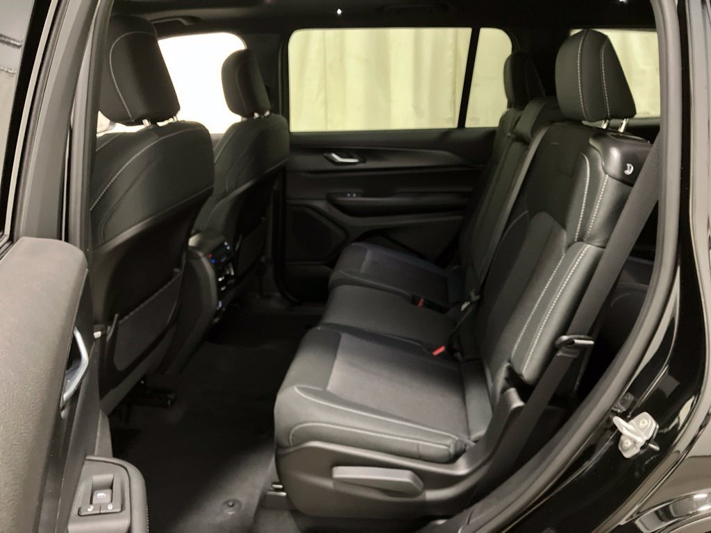 New 2026 Diamond Black Crystal Pearl-Coat Exterior Paint Jeep Laredo X image 13
