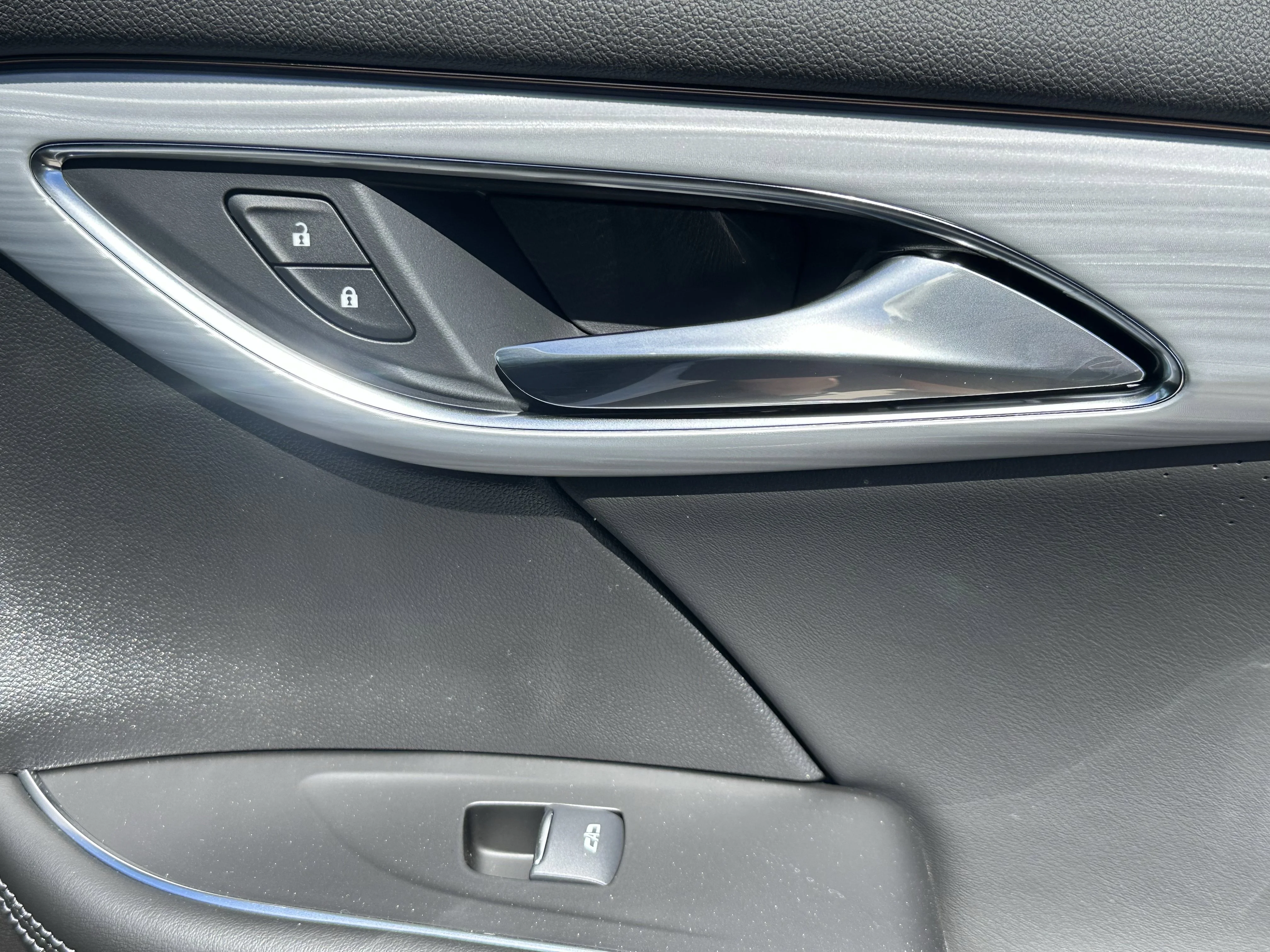 New 2026 Iridescent White Tricoat Buick Avenir image 20