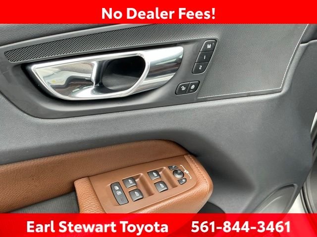 Used 2019 White Volvo T5 Momentum image 31
