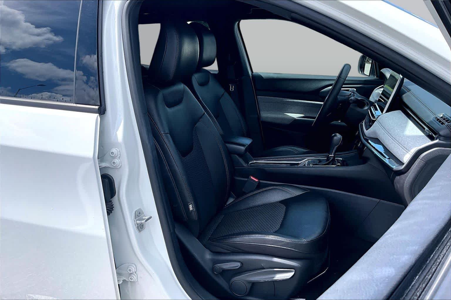 Used 2024 Bright White Clearcoat Jeep Latitude image 9