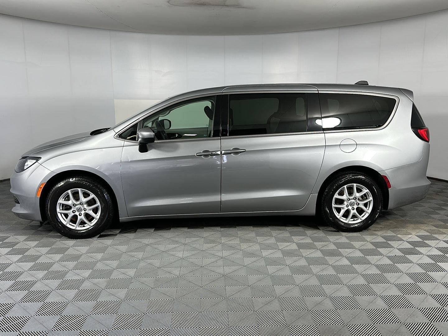 Used 2021 Billet Silver Metallic Clearcoat Chrysler LX image 5
