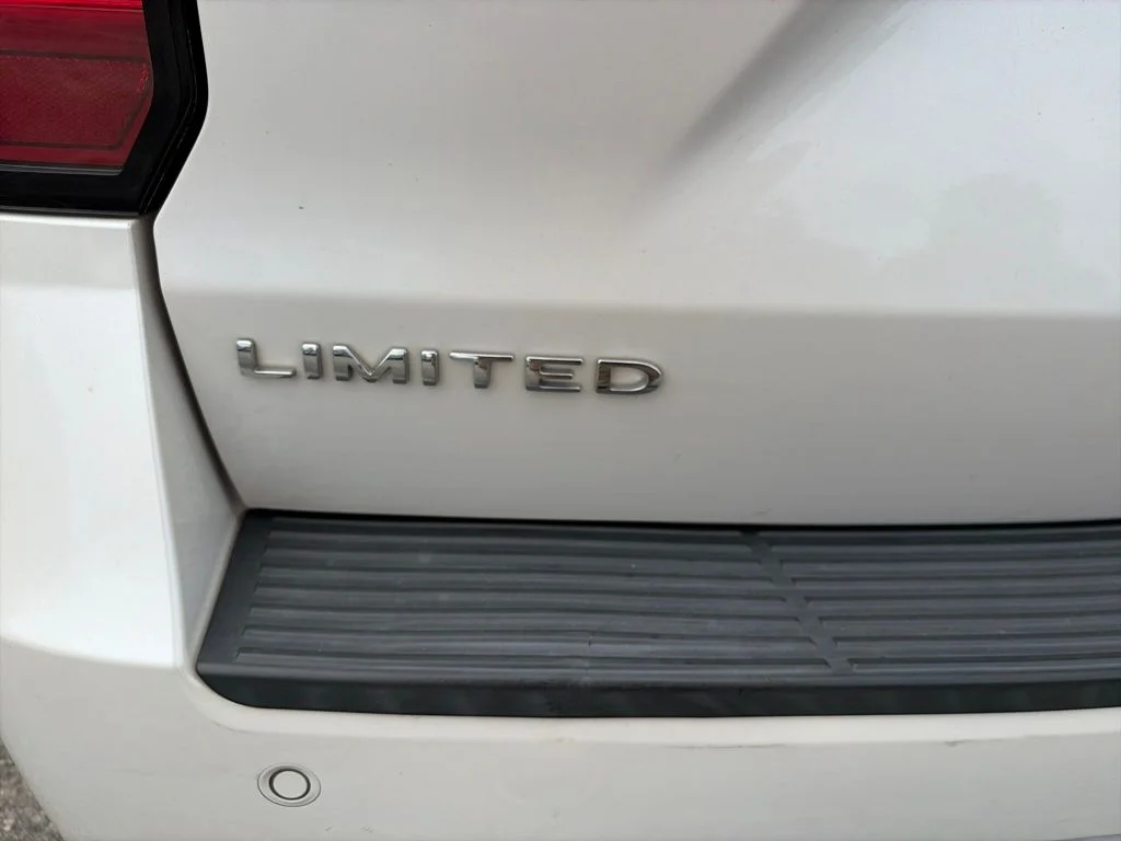 Used 2019  Ford Limited image 28