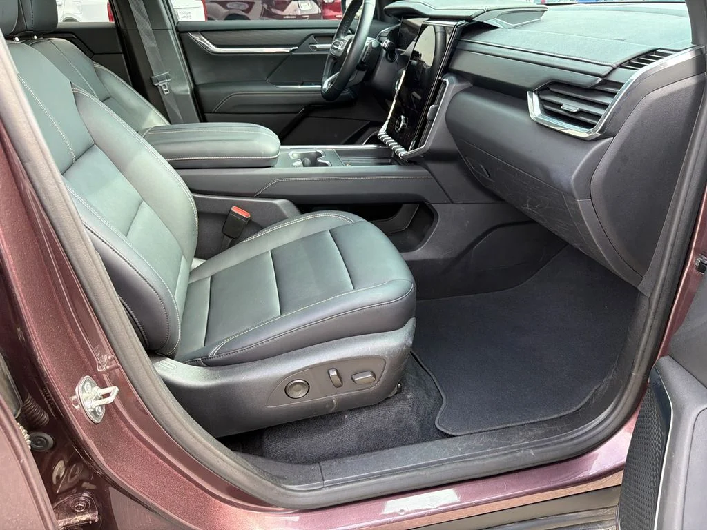 Used 2024 Brown GMC Elevation image 13