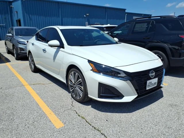 Certified Used 2023 White Nissan 2.5 SL image 4