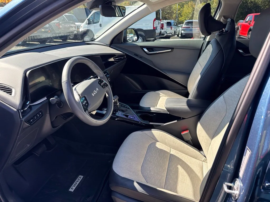 Used 2025 Blue Kia SX image 4