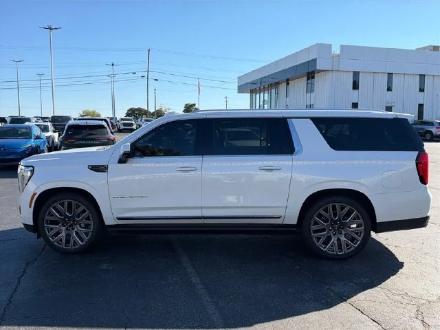Used 2025 White Frost Tricoat GMC Denali Ultimate image 7