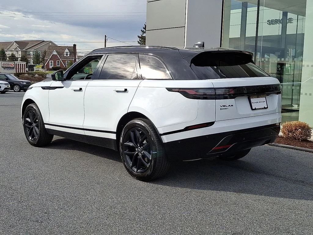 New 2026 Fuji White Land Rover Dynamic SE image 4