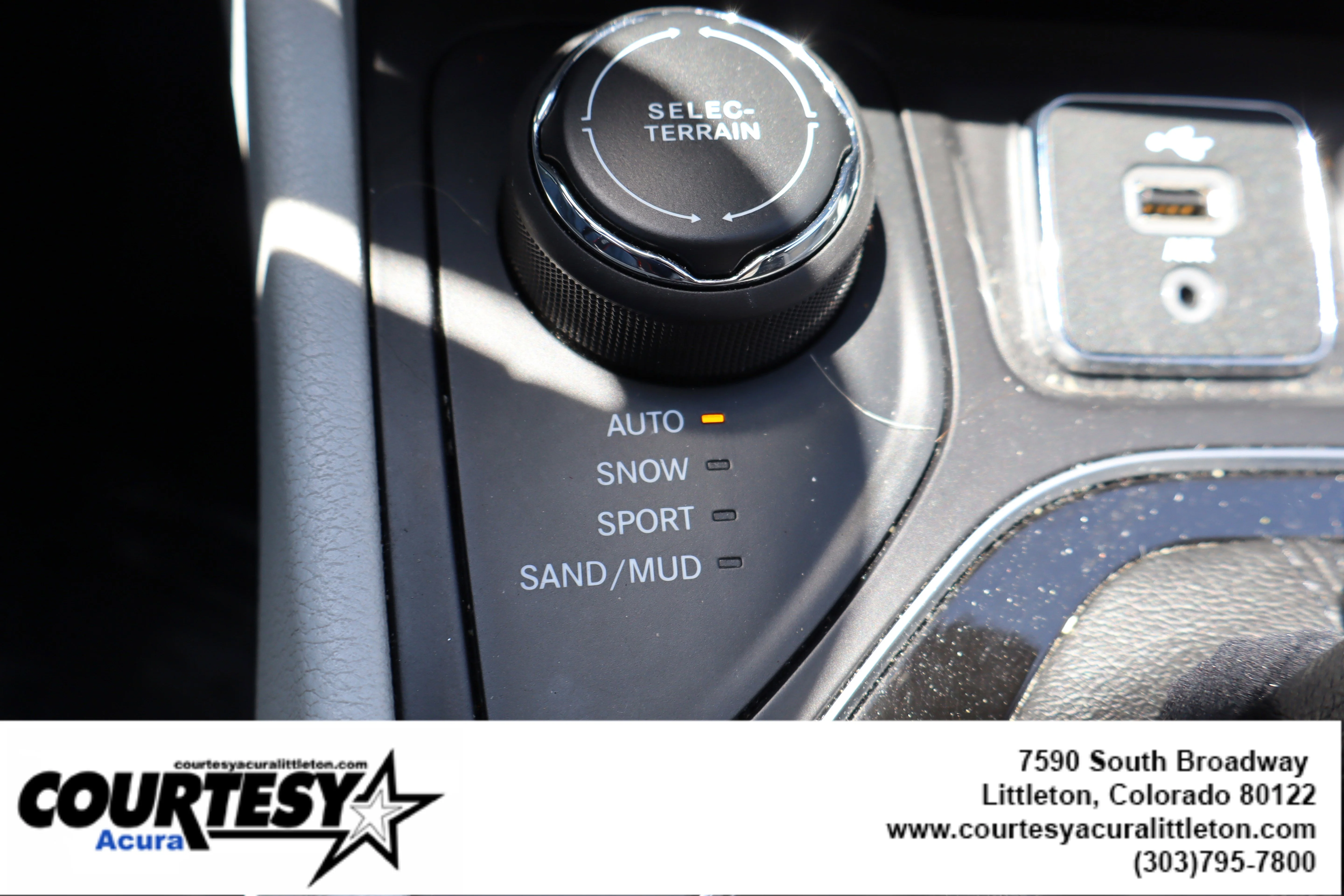 Used 2019 Olive Green Pearlcoat Jeep Limited image 19