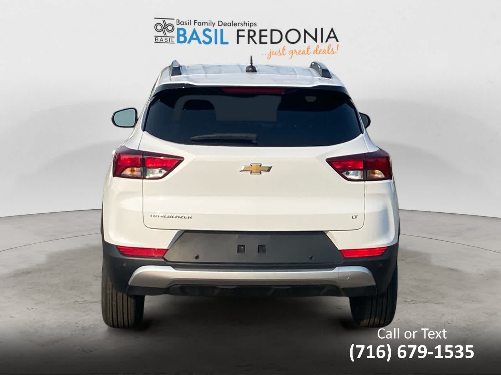 Used 2024 Summit White Chevrolet LT image 8