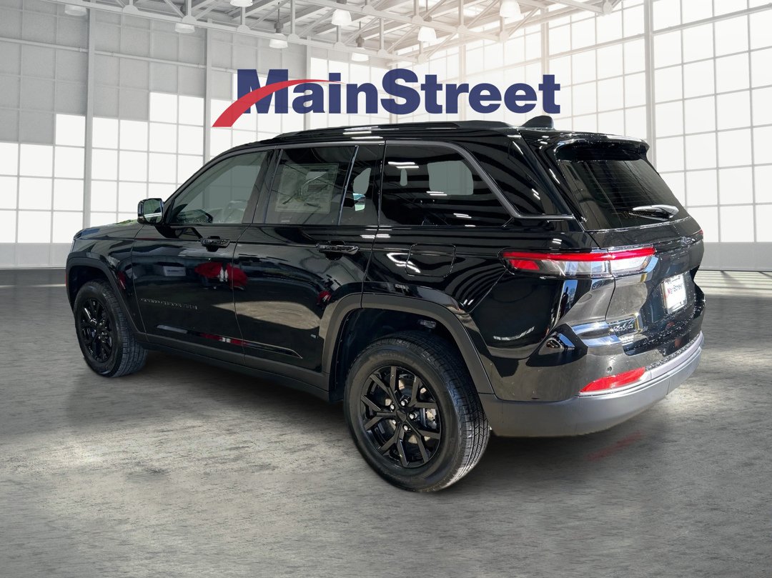 New 2026 Diamond Black Crystal Pearl-Coat Exterior Paint Jeep Altitude image 3