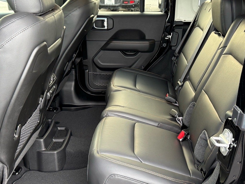 New 2026 Black Clear-Coat Exterior Paint Jeep 4-Door Sahara 4x4 image 5