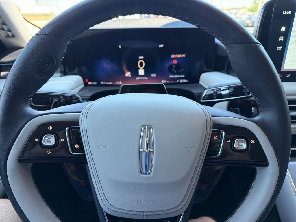 Used 2025 White Lincoln Premiere image 18