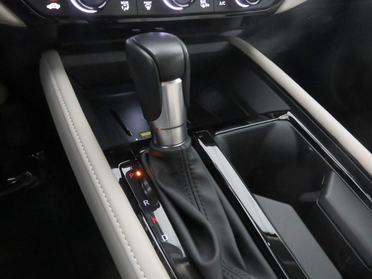 Used 2023 Platinum White Pearl Honda Touring image 17