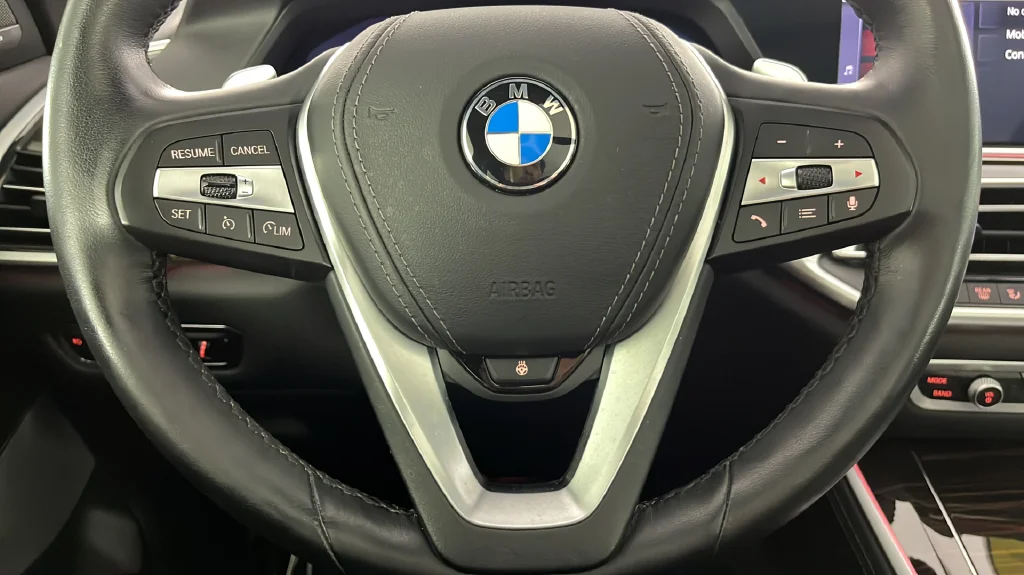 Used 2021 White BMW xDrive40i image 23