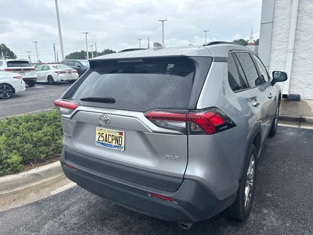 Used 2019 Silver Toyota XLE Premium image 8