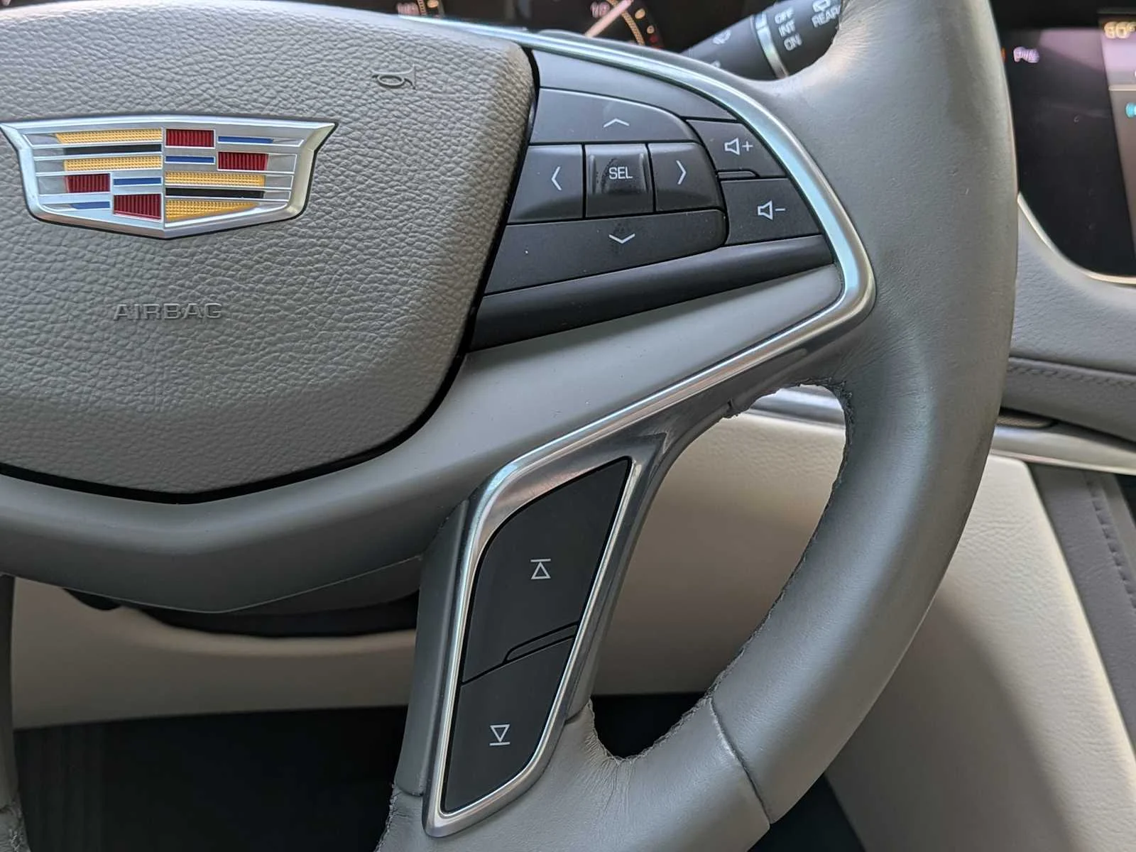 Used 2017 CRYSTAL WHITE TRICOAT Cadillac Luxury AWD image 17