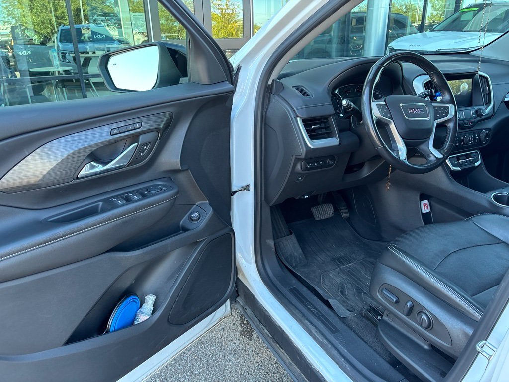 Used 2022 White GMC SLT image 22
